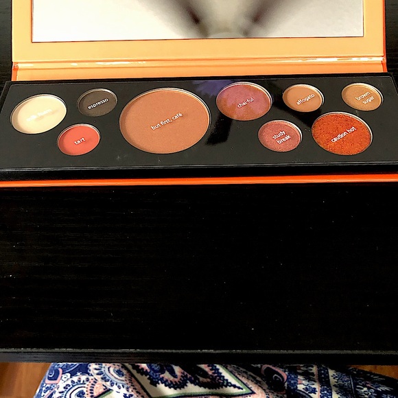 TOUCH IN SOL
Eyeshadow Palette - Picture 2 of 2